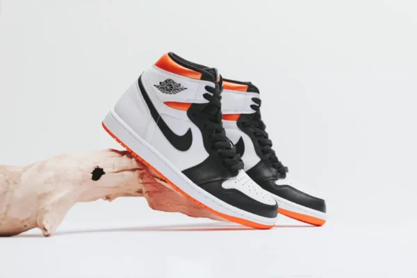 Sneaker_Politics_Electro_Orange_4.webp